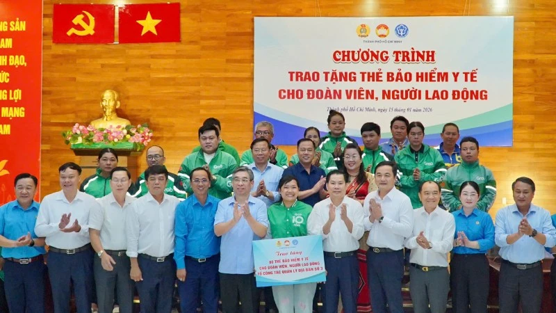 Lãnh đạo thành phố cùng các đại biểu trao thẻ Bảo hiểm y tế cho đoàn viên, người lao động. 