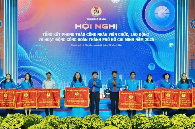 Trao cờ Thi đua đến các đơn vị. (Ảnh: Hoàng Hùng)