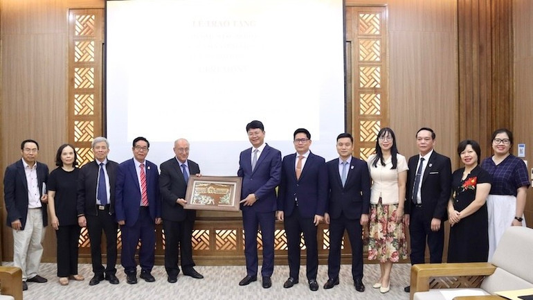 Thứ trưởng Tư pháp Nguyễn Thanh Tịnh tặng quà lưu niệm cho Tiến sĩ Kambiz Ghawami. (Ảnh: TL) 061025-tt-tinh-3-2894.jpg