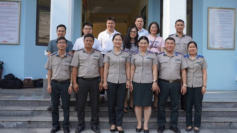 Chi cục trưởng Thi hành án dân sự huyện Bát Xát Vũ Ngọc Phương chụp ảnh lưu niệm cùng Đoàn công tác. (Ảnh: NGỌC LIÊN) bat-xat-3-5812-2235.jpg