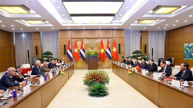 Chủ tịch Quốc hội Trần Thanh Mẫn tiếp Bí thư Thứ nhất Ban Chấp hành Trung ương Đảng Cộng sản Cuba, Chủ tịch nước Cộng hòa Cuba Miguel Díaz-Canel Bermudez. (Ảnh: DOÃN TẤN/TTXVN) vna-potal-chu-tich-quoc-hoi-tiep-bi-thu-thu-nhat-chu-tich-cuba-8251564-4019.jpg