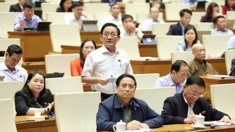 Đại biểu Trần Quốc Tuấn (Đoàn Vĩnh Long) phát biểu tại hội trường. (Ảnh: DUY LINH) tran-quoc-tuan-vinh-long-5364.jpg