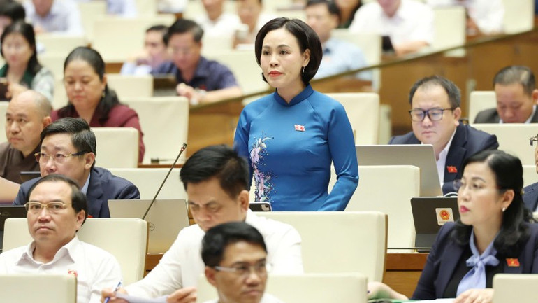 Delegate Tran Thi Hong Thanh (Ninh Binh Delegation) speaks at the hall. (Photo: DUY LINH) tran-thi-hong-thanh-ninh-binh-6025.jpg