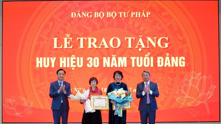 trao-huy-hieu-tuoi-dang-9087.jpg