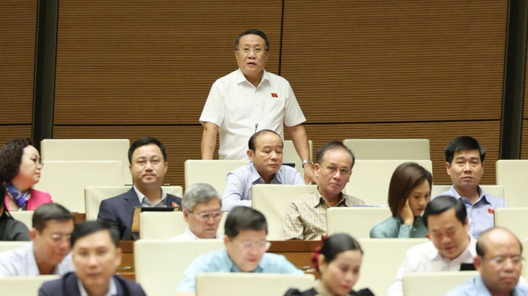 Đại biểu Hà Sỹ Đồng (Đoàn Quảng Trị) phát biểu tại hội trường. (Ảnh: DUY LINH) ha-sy-dong-quang-tri-751.jpg