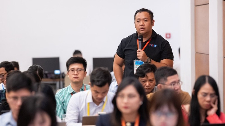 Các đại biểu đặt câu hỏi tại buổi họp báo. (Ảnh: DUY LINH) trung-2-9798.jpg