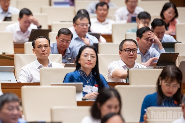 Quốc hội thảo luận ở hội trường về tình hình thực hiện kế hoạch phát triển kinh tế-xã hội, công tác thực hành tiết kiệm, chống lãng phí năm 2024. (Ảnh: DUY LINH) ndo_br_z72-3227.jpg