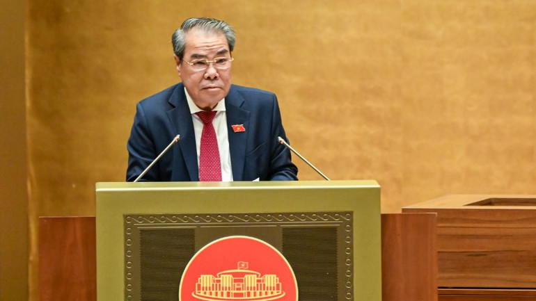 O membro do Comitê Permanente da Assembleia Nacional, Duong Thanh Binh, apresenta um relatório sobre os resultados da supervisão da resolução das petições dos eleitores enviadas à 9ª Sessão da 15ª Assembleia Nacional. (Foto: DUY LINH) bnd-duong-thanh-binh-6750.jpg