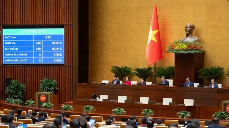 Adunarea Națională a adoptat o Rezoluție privind continuarea implementării Rezoluțiilor Adunărilor Naționale a 14-a și a 15-a privind supravegherea tematică și interogatoriul. (Foto: DUY LINH) qh-thong-qua-nq-chat-van-1725.jpg