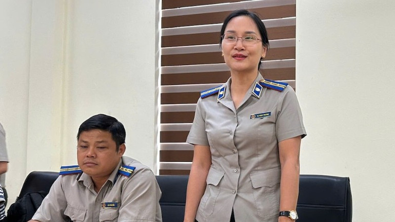Nữ Chi cục trưởng Thi hành án dân sự huyện Bát Xát Vũ Ngọc Phương chia sẻ tại buổi làm việc cùng Đoàn công tác. (Ảnh: CHIẾN THẮNG) chi-phuong-9548.jpg