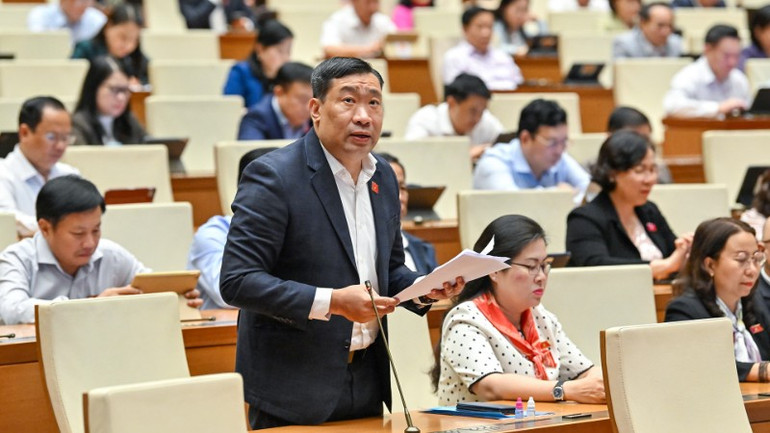 Đại biểu Thạch Phước Bình (Đoàn Vĩnh Long) phát biểu tại hội trường. (Ảnh: THỦY NGUYÊN) thach-phuoc-binh-vinh-long-156.jpg