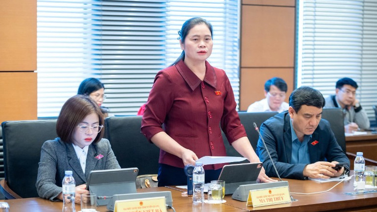 Делегат Ма Тхи Туй, заместитель главы делегации Национального собрания провинции Туенкуанг, выступила перед группой. (Фото: ТУЙ НГУЙЕН) z7174838415393-3cbcc936a60c639633fc3d09c91e7182-4893.jpg