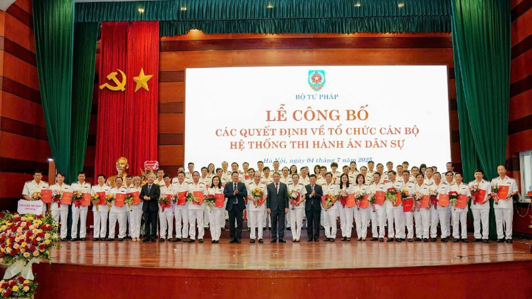 Lễ công bố các quyết định về tổ chức cán bộ Hệ thống thi hành án dân sự. (Ảnh: TL) cong-bo-qd-thads-464.jpg