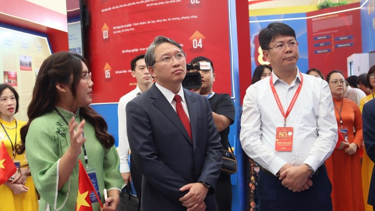 Minister of Justice Nguyen Hai Ninh visits the Exhibition space of the Ministry of Justice. bo-trg-tham-quan-4211.jpg