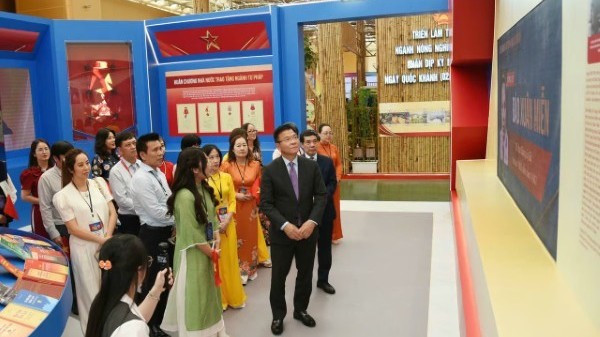 Deputy Prime Minister Le Thanh Long visits the Exhibition space of the Ministry of Justice. (Photo: TH) ptt-long-tham-quan-9811.jpg