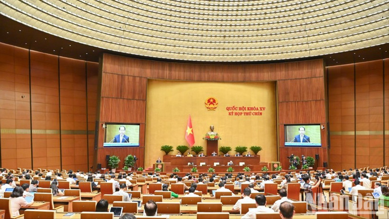 Quốc hội thảo luận tại hội trường về dự thảo Nghị quyết sửa đổi, bổ sung một số điều của Hiến pháp. (Ảnh: DUY LINH) ndo_br_qh-thao-luan-hoi-truong-hp.jpg