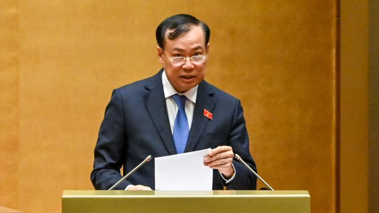 Chủ nhiệm Ủy ban Quốc phòng, An ninh và Đối ngoại Lê Tấn Tới trình bày báo cáo thẩm tra dự án Luật bảo vệ bí mật nhà nước (sửa đổi), (Ảnh: THỦY NGUYÊN) chi-9075-1375.jpg