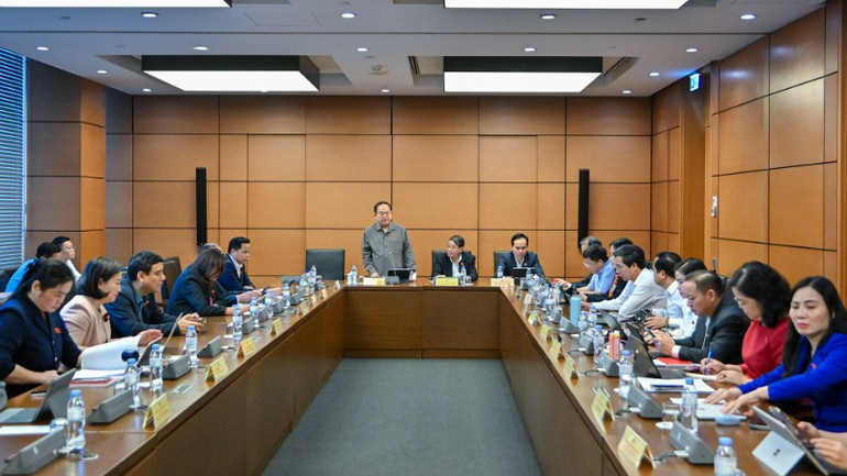 Đại biểu Quốc hội thảo luận ở tổ về dự án Luật sửa đổi, bổ sung một số điều của Luật Công nghiệp quốc phòng, an ninh và động viên công nghiệp. (Ảnh: THỦY NGUYÊN) chi-9175-1002.jpg