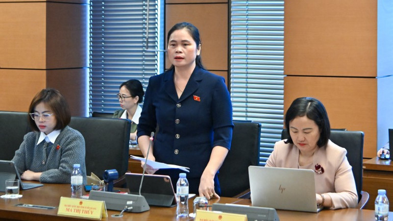 Đại biểu Ma Thị Thúy (Đoàn Tuyên Quang) phát biểu thảo luận tại tổ. (Ảnh: THỦY NGUYÊN) chi-9493-7909.jpg