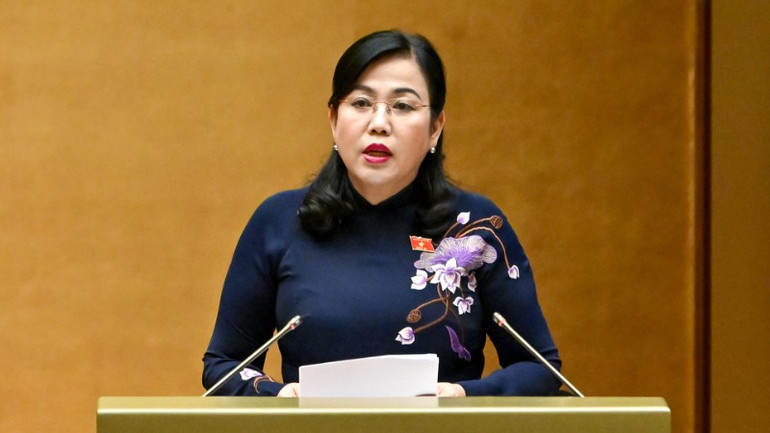 Voorzitter van de Commissie voor Wetenschap, Technologie en Milieu Nguyen Thanh Hai presenteerde het rapport over de herziening van het gewijzigde wetsontwerp inzake hoge technologie. (Foto: THUY NGUYEN) chi-9158-9526.jpg