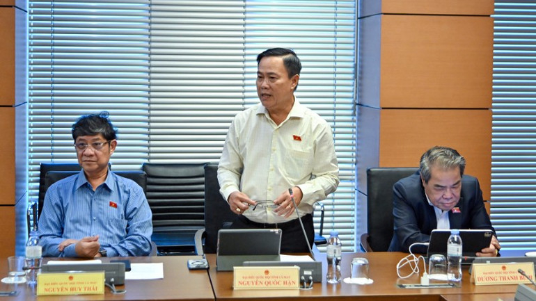 Đại biểu Nguyễn Quốc Hận (Đoàn Cà Mau) phát biểu thảo luận tại tổ. (Ảnh: THỦY NGUYÊN) chi-9325-9070.jpg