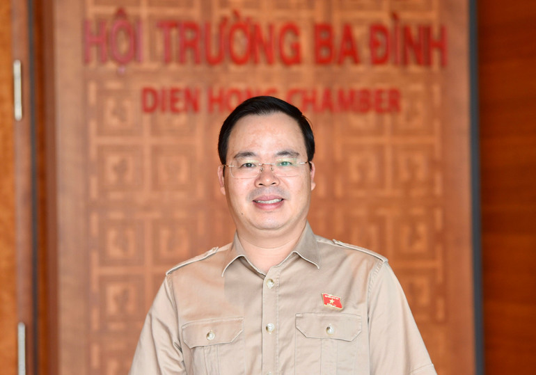 Đại biểu Trần Văn Khải (Đoàn Hà Nam), Phó Chủ nhiệm Ủy ban Khoa học, Công nghệ và Môi trường trao đổi với phóng viên bên lề hành lang Quốc hội. (Ảnh: TL) anh-khai-1.jpg