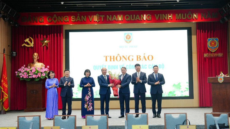 Bộ trưởng Nguyễn Hải Ninh cùng các lãnh đạo Bộ Tư pháp trao hoa chúc mừng Thứ trưởng Phan Chí Hiếu. (Ảnh: TH) bo-nhiem-btp-9738.jpg