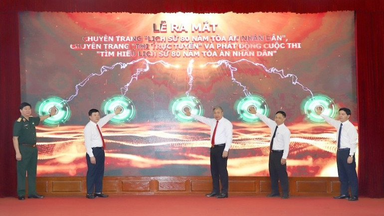 Các đại biểu bấm nút ra mắt Chuyên trang đặc biệt “Lịch sử 80 năm Tòa án nhân dân”, Thi trực tuyến và phát động Cuộc thi “Tìm hiểu lịch sử 80 năm Tòa án nhân dân”. (Ảnh: TH) an-njut-80mnam-3008.jpg