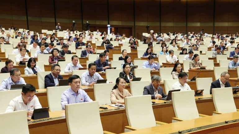 Quốc hội nghe Tờ trình và Báo cáo thẩm tra dự án Luật Bảo hiểm tiền gửi (sửa đổi). (Ảnh: DUY LINH) img-20251023-083405-2081.jpg