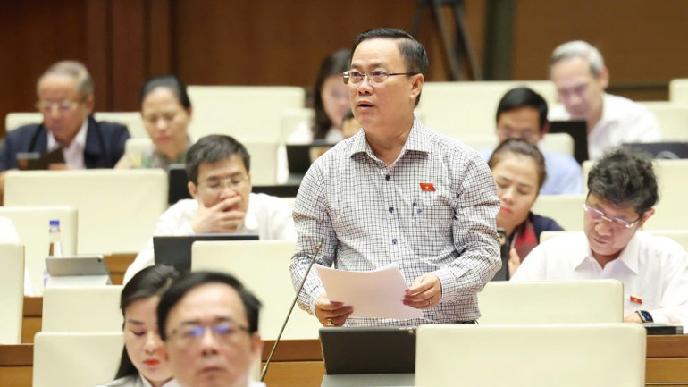 Đại biểu Nguyễn Quốc Hận (Đoàn Cà Mau) phát biểu tại hội trường. (Ảnh: DUY LINH) nguyen-quoc-han-ca-mau-3429.jpg