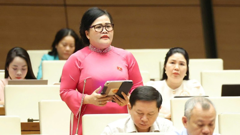 Delegate Nguyen Thi Suu (Hue City Delegation) spoke at the hall. (Photo: DUY LINH) nguyen-thi-suu-hue-552.jpg