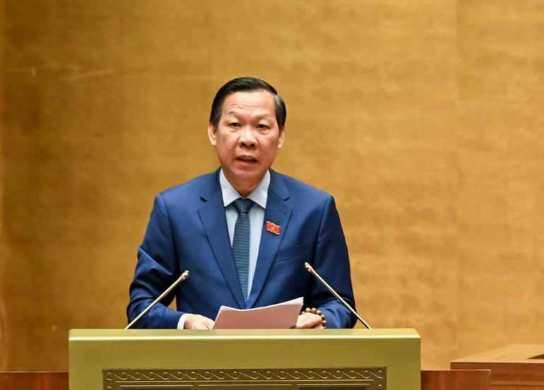 Chủ nhiệm Ủy ban Tài chính và Ngân sách Phan Văn Mãi trình bày tóm tắt Báo cáo thẩm tra dự án Luật. Ảnh: DUY LINH. cn-phan-van-mai-2004.jpg