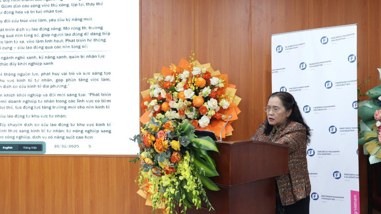 Phó Giáo sư, Tiến sĩ Nguyễn Thị Lan Hương, Nguyên Viện trưởng Viện Khoa học-Xã hội, Bộ Lao động, Thương binh và Xã hội (nay là Bộ Nội vụ) phát biểu tại hội thảo. (Ảnh: TH) ht-3110-3975.jpg