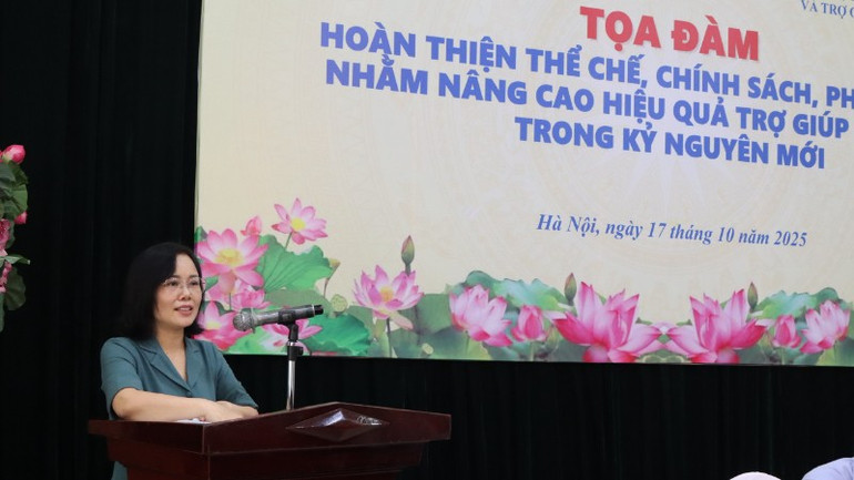 Bà Vũ Thị Hường, Phó Cục trưởng Phổ biến, giáo dục pháp luật và Trợ giúp pháp lý phát biểu tại tọa đàm. (Ảnh: TL) c-huong-171-1261.jpg