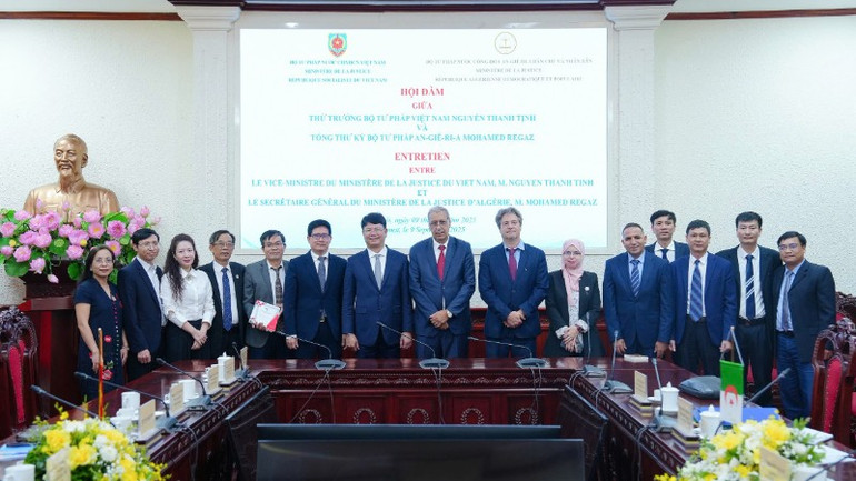 Đại biểu hai nước chụp ảnh lưu niệm tại buổi Hội đàm. (Ảnh: TH) chup-anh-luu-niem-chuan-3213.jpg