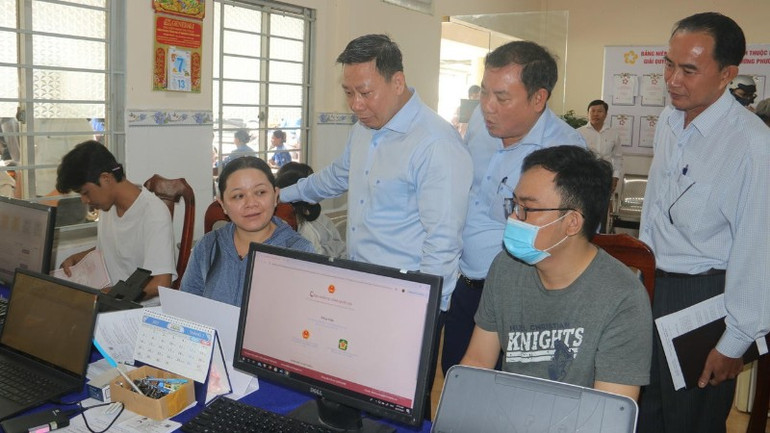 Thứ trưởng Tư pháp Nguyễn Thanh Ngọc (đứng ngoài cùng bên trái) khảo sát việc thực hiện chính quyền 2 cấp ở Cần Thơ. (Ảnh: ĐÌNH THƯƠNG) a-ngoc-2-5811.jpg