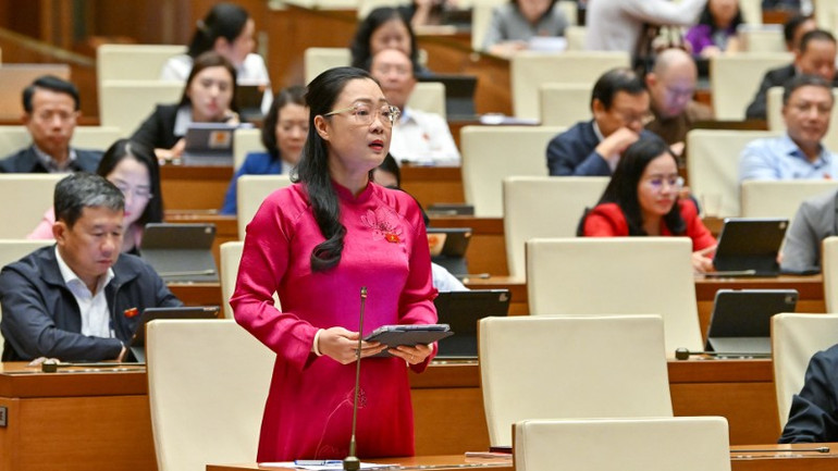 Đại biểu Nguyễn Thị Quyên Thanh (Đoàn Vĩnh Long) phát biểu tại hội trường. (Ảnh: THỦY NGUYÊN) nguyen-thi-quyen-thanh-vinh-long-6229.jpg