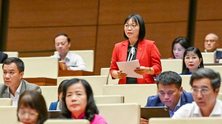 Đại biểu Nguyễn Thị Việt Nga, Phó trưởng Đoàn đại biểu Quốc hội chuyên trách thành phố Hải Phòng phát biểu tại hội trường. (Ảnh: THỦY NGUYÊN) nguyen-thi-viet-nga-hai-phong-7582.jpg