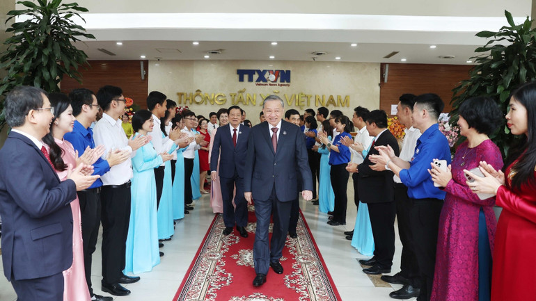 Tổng Bí thư Tô Lâm dự Lễ kỷ niệm 80 năm Ngày truyền thống Thông tấn xã Việt Nam (15/9/1945-15/9/2025) và đón nhận Huân chương Hồ Chí Minh. (Ảnh: TTXVN) vna-potal-tong-bi-thu-to-lam-du-ky-niem-80-nam-ngay-truyen-thong-thong-tan-xa-viet-nam-8274204-1-2532.jpg