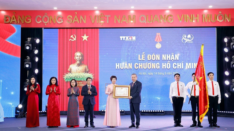 Tổng Bí thư Tô Lâm trao Huân chương Hồ Chí Minh lần thứ ba cho Thông tấn xã Việt Nam. (Ảnh: Doãn Tấn/TTXVN) vna-potal-tong-bi-thu-to-lam-du-le-ky-niem-80-nam-ngay-truyen-thong-thong-tan-xa-viet-nam-8274091-7226.jpg