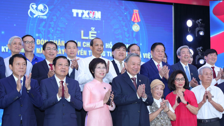 Tổng Bí thư Tô Lâm, các đồng chí lãnh đạo Đảng, Nhà nước với cán bộ, phóng viên TTXVN trong Lễ kỷ niệm. (Ảnh: Trọng Đức/ TTXVN) vna-potal-tong-bi-thu-to-lam-du-le-ky-niem-80-nam-ngay-truyen-thong-thong-tan-xa-viet-nam-8274258-5786.jpg