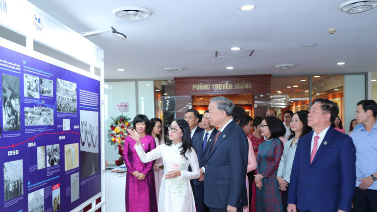 Tổng Bí thư Tô Lâm xem ảnh tư liệu 80 năm Ngày truyền thống Thông tấn xã Việt Nam. (Ảnh: Thống Nhất/TTXVN) vna-potal-tong-bi-thu-to-lam-du-le-don-nhan-huan-chuong-ho-chi-minh-va-ky-niem-80-nam-ngay-truyen-thong-thong-tan-xa-viet-nam-8274249-3766.jpg