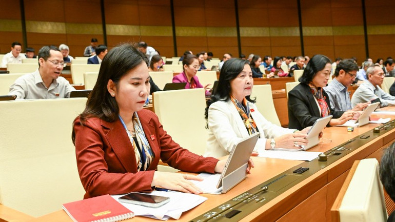 Quốc hội làm việc tại hội trường nghe Tờ trình dự án Luật Báo chí (sửa đổi). (Ảnh: DUY LINH) bnd-1987-2813.jpg