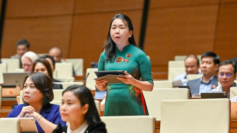 Đại biểu Lý Tiết Hạnh (Đoàn Gia Lai) phát biểu tại hội trường. (Ảnh: THỦY NGUYÊN) ly-tiet-hanh-gia-lai-3144.jpg