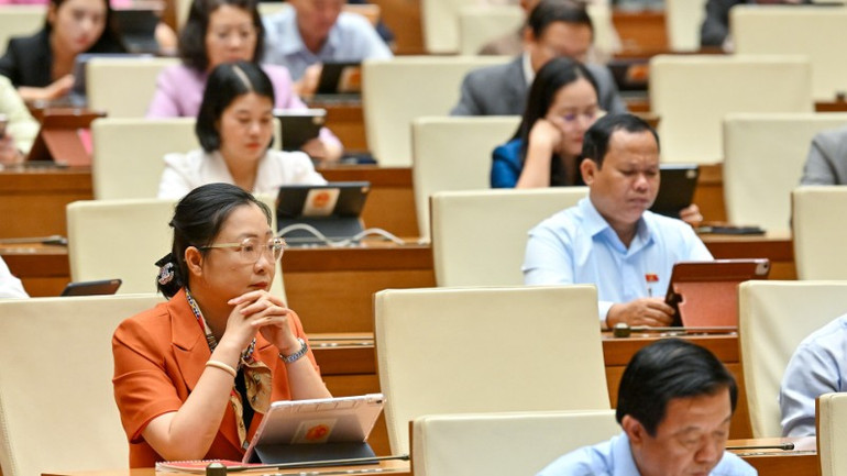 Quốc hội làm việc tại hội trường nghe Tờ trình dự án Luật Hàng không dân dụng Việt Nam (sửa đổi). (Ảnh: THỦY NGUYÊN) chi-6370-2271.jpg