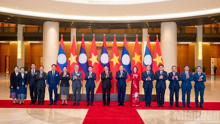 Chủ tịch Quốc hội Trần Thanh Mẫn và Tổng Bí thư, Chủ tịch nước Lào Thongloun Sisoulith với đại biểu hai nước. (Ảnh: DUY LINH) luu-niem-lao.jpg