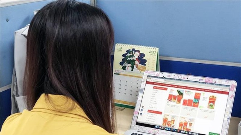 Hoạt động thương mại điện tử có lưu giữ nhiều thông tin cá nhân người dùng. (Ảnh: TTXVN) tmdt-sua-1253.jpg