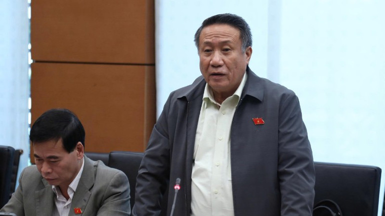 ผู้แทน Ha Sy Dong (ผู้แทนจาก Quang Tri) กล่าวสุนทรพจน์ที่กลุ่มอภิปราย (ภาพ: TL) db-ha-sy-dong-411-4457.jpg