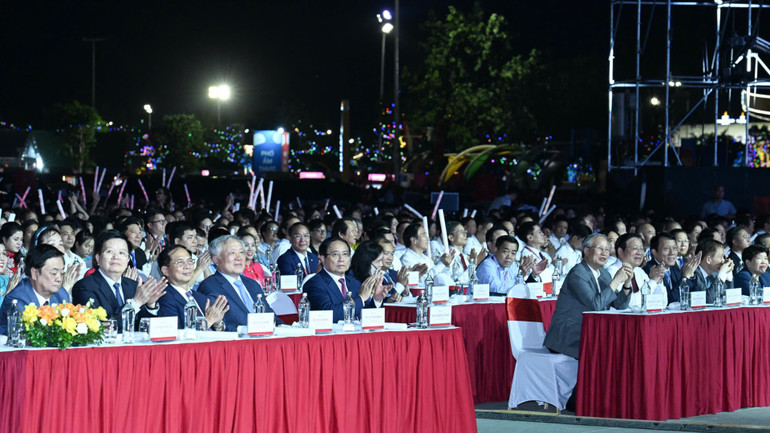 នាយករដ្ឋមន្ត្រី Pham Minh Chinh ចូលរួមពិធីបិទការតាំងពិព័រណ៍ស្នាដៃជាតិ “៨០ឆ្នាំនៃដំណើរឯករាជ្យ - សេរីភាព - សុភមង្គល”។ (រូបថត៖ Tran Hai) tt-du-tl-3030.jpg