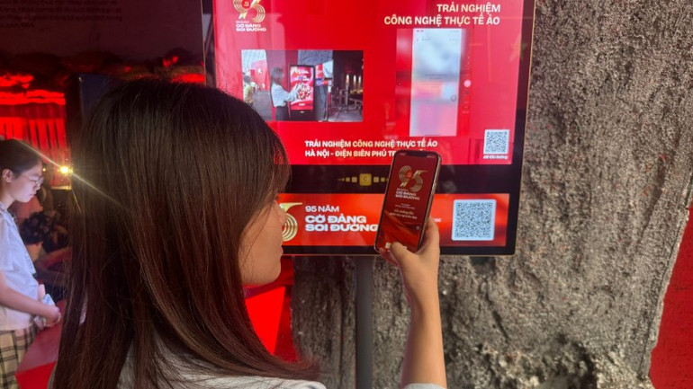 Các bạn trẻ quét mã QR trải nghiệm công nghệ thực tế ảo. (Ảnh: THU HẰNG) trai-nghiem-cong-nghe-ao-6879.jpg